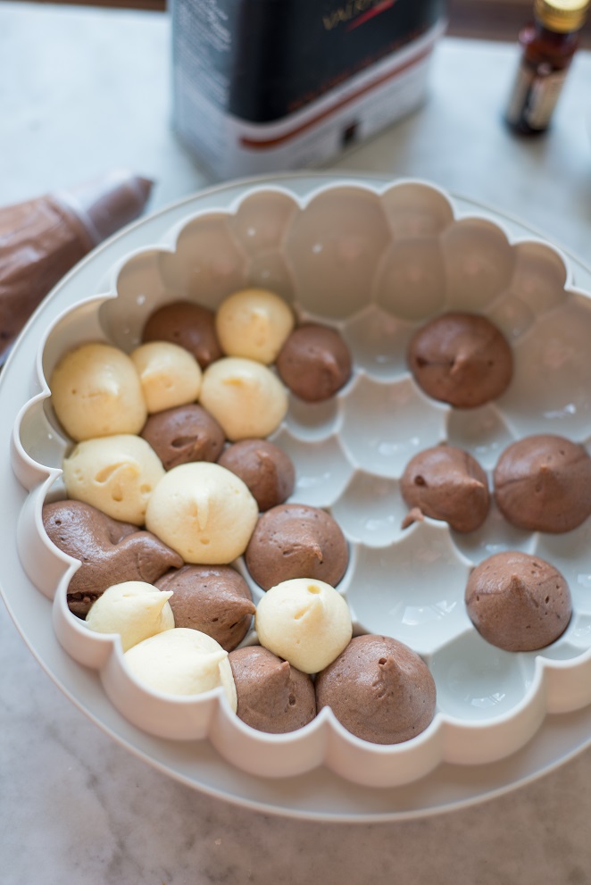 Marmorkuchen mit Pünktchen Marmorkuchen Silikonform Schritt 4 Teigkugeln In Backform Angeordnet