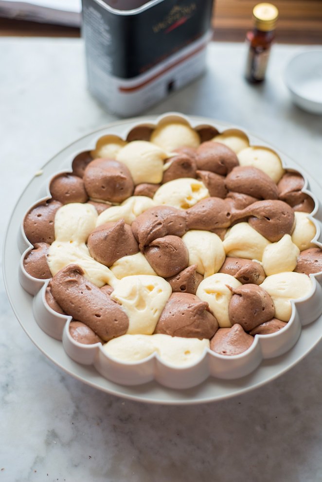 Marmorkuchen mit Pünktchen Marmorkuchen Silikonform Schritt 6 Marmorkuchen Teig Einfüllen Form