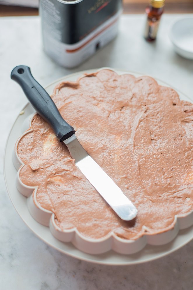 Marmorkuchen mit Pünktchen Marmorkuchen Silikonform Schritt 7 Frosting Auf Kuchen Glätten