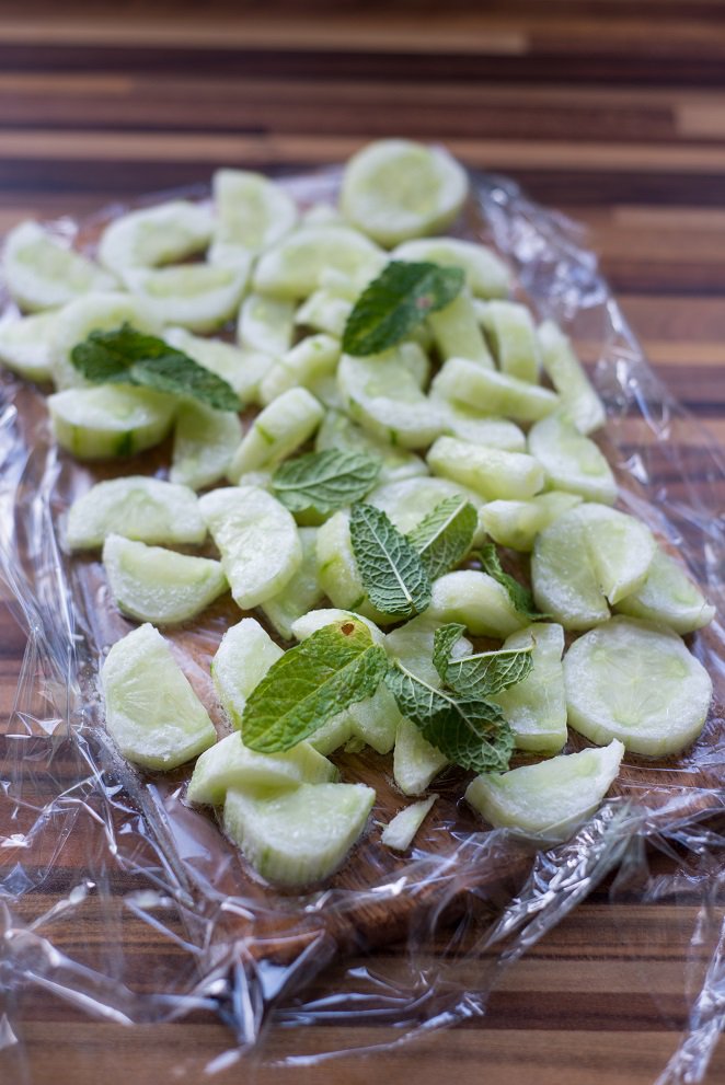 Hauptsache Gesund - Gurken-Minz-Sorbet Sorbet Ohne Eismaschine Schritt 1 Gurke Und Minze Vorbereitet