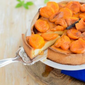Einfacher Quarkkuchen mit gebratenen Aprikosen