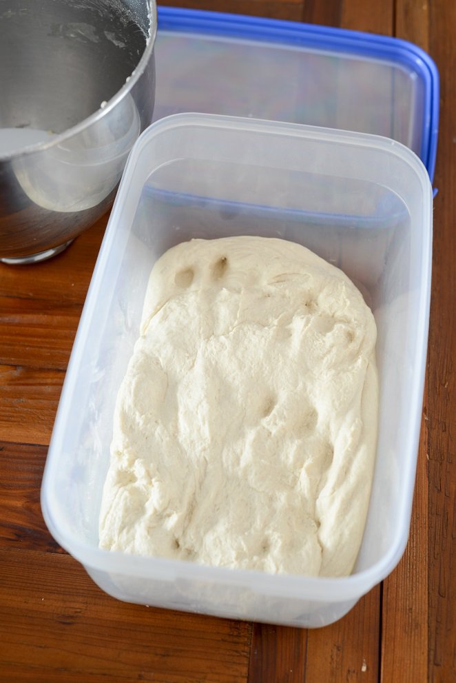 Ein einfaches Brot Rezept mit wenig Hefe Brotteig-im-Kuehlschrank-ruhen-lassen-uebernacht