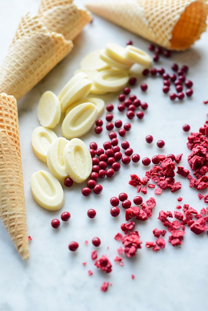 Lavendeleis wie in der Provence mit Himbeer Eiswaffeln (mit Eismaschine) Eiswaffel-mit-Knusper-Perlen-Himbeeren