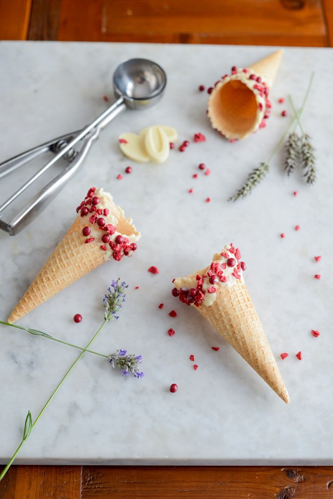 Lavendeleis wie in der Provence mit Himbeer Eiswaffeln (mit Eismaschine) Himbeer-Eis-Waffeln