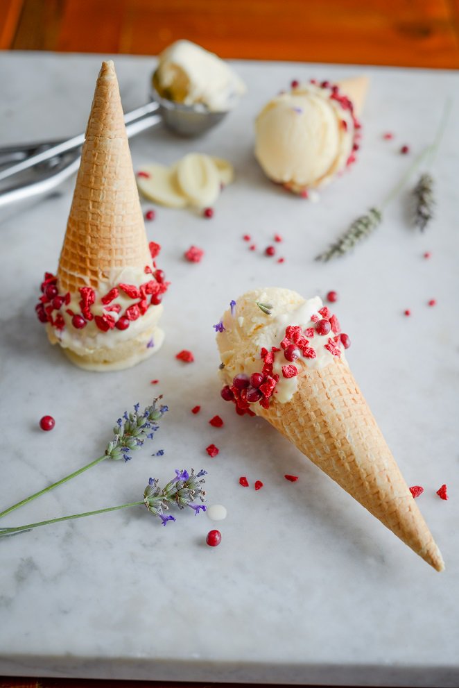 Lavendeleis wie in der Provence mit Himbeer Eiswaffeln (mit Eismaschine) Lavendel-Eis-selbermachen