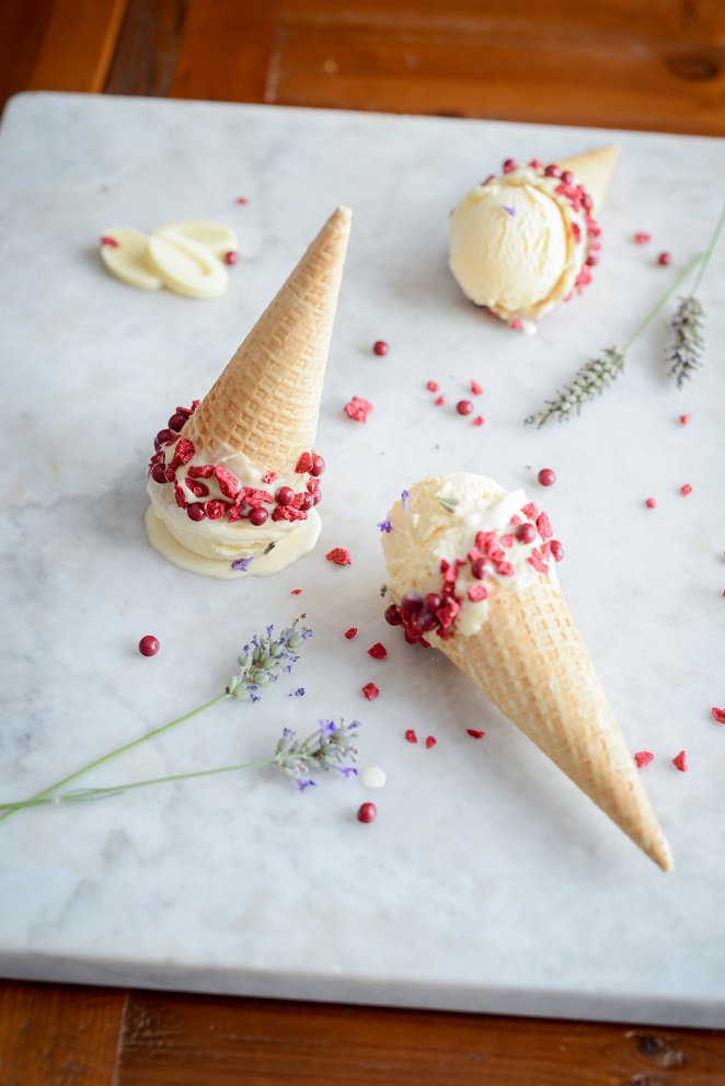 Lavendeleis wie in der Provence mit Himbeer Eiswaffeln (mit Eismaschine ...