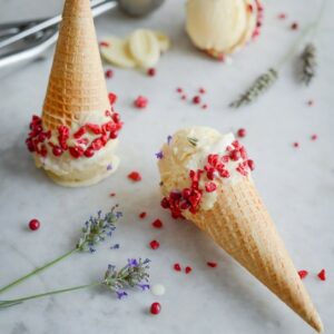 Lavendeleis wie in der Provence mit Himbeer Eiswaffeln (mit Eismaschine)