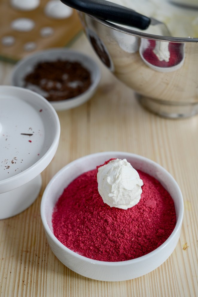  Baiser Bällchen Schritt 8 Rote Beerenpulver Mit Sahne