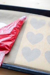 Macaron-Törtchen zum Valentinstag (oder wie bäckt man perfekte Macarons in Herzform) DSC_5017 200x300