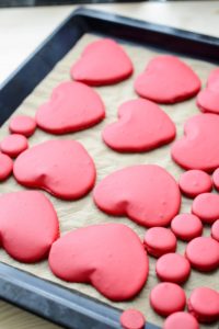 Macaron-Törtchen zum Valentinstag (oder wie bäckt man perfekte Macarons in Herzform) DSC_5095 200x300