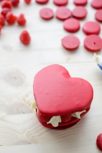 Macaron-Törtchen zum Valentinstag (oder wie bäckt man perfekte Macarons in Herzform) DSC_5103-200x300