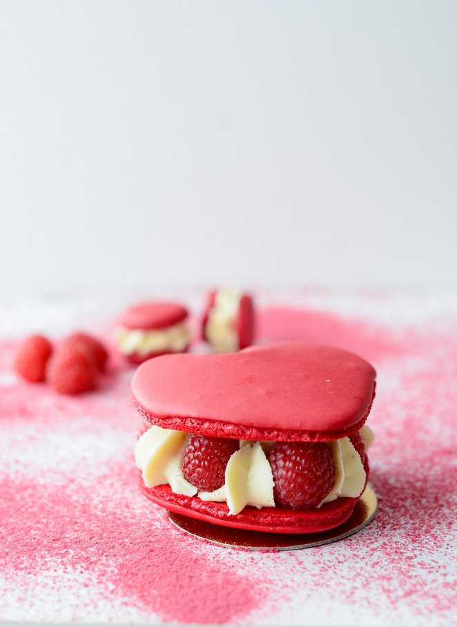 Macaron-Törtchen zum Valentinstag (oder wie bäckt man perfekte Macarons in Herzform) Himbeer-Macarons-mit-Tonkabohnen