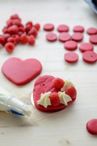 Macaron-Törtchen zum Valentinstag (oder wie bäckt man perfekte Macarons in Herzform) Macaron-mit-eine-5-Stern-Tulle-fullen-200x300