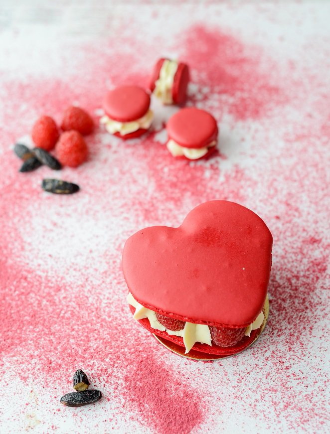 Macaron-Törtchen zum Valentinstag (oder wie bäckt man perfekte Macarons in Herzform) Rot-Herz-Macaron