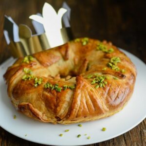Galette des rois mit Pistazien – wie eine Krone