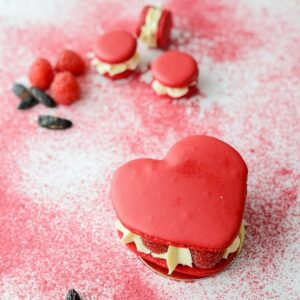 Macaron-Törtchen zum Valentinstag (oder wie bäckt man perfekte Macarons in Herzform)