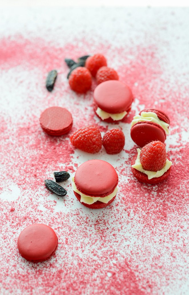 Macaron-Törtchen zum Valentinstag (oder wie bäckt man perfekte Macarons in Herzform) red-velvet-macarons