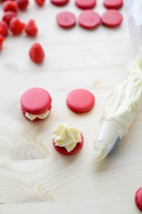 Macaron-Törtchen zum Valentinstag (oder wie bäckt man perfekte Macarons in Herzform) tonkabohnen-Macarons-200x300