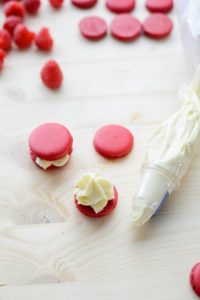 Macaron-Törtchen zum Valentinstag (oder wie bäckt man perfekte Macarons in Herzform) Tonkabohnen Macarons 200x300