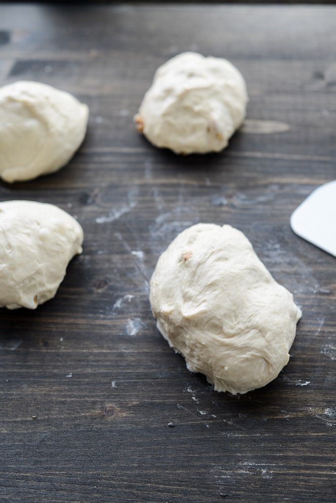  Walnussbrot Rezept Schritt 4 Teiglinge Portioniert Auf Holzbrett