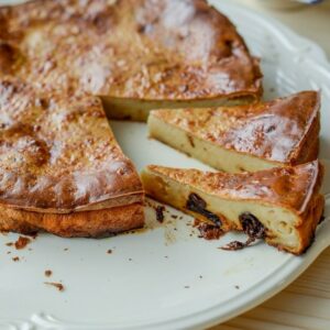 Far Breton mit Buchweizenmehl und eingelegten Pflaumen