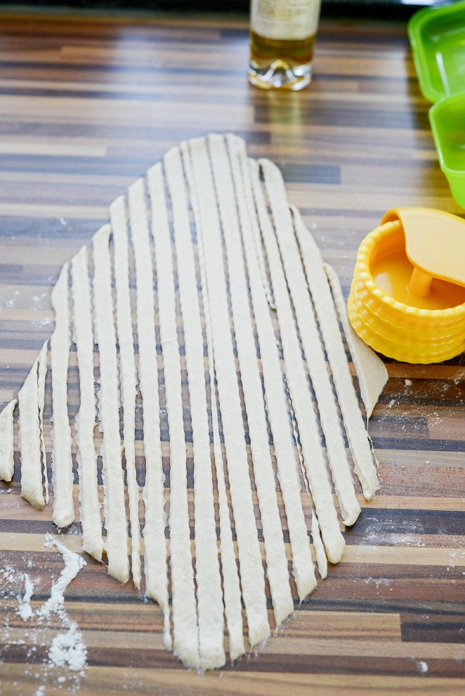  Knusprige Brot Stangen Schritt 2 Teig Mit Rillenmuster Ausgerollt