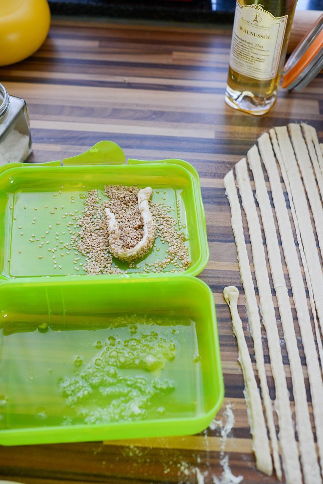  Knusprige Brot Stangen Schritt 4 Sesam In Öl Wenden