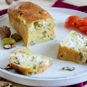 Herzhafter Kuchen mit Oliven und Ziegenkäse