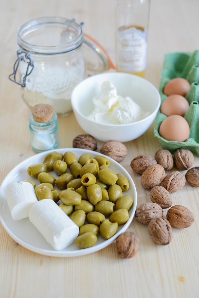Herzhafter Kuchen mit Oliven und Ziegenkäse Salziger Kuchen Rezept Schritt 1 Zutaten Oliven Ziegenkase Eier Nüsse