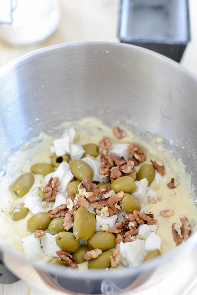 Herzhafter Kuchen mit Oliven und Ziegenkäse Salziger Kuchen Rezept Schritt 3 Zutaten In Rührschüssel Mischen