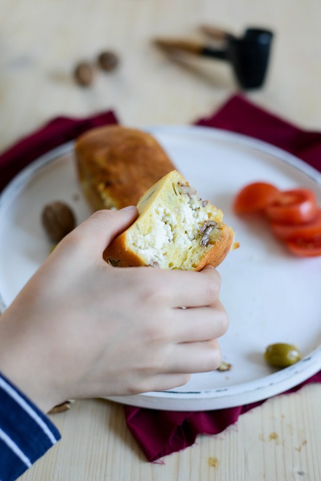 Herzhafter Kuchen mit Oliven und Ziegenkäse Salziger Kuchen Rezept Schritt 5 Kuchen Wird Aufgebrochen Hand Picknick