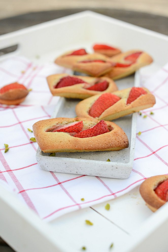 25 leckere Erdbeer-Rezepte Financier-mit-Pistazien-und-Erdbeere