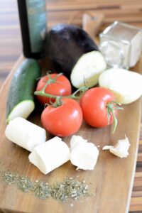 Pizza mit Ratatouille oder wie mein Sohn sagt: Pizzouille Pizzouille Schritt 1 Ratatouille Zutaten Auf Schneidebrett