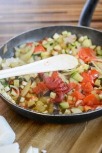 Pizza mit Ratatouille oder wie mein Sohn sagt: Pizzouille Pizzouille Schritt 3 Ratatouille Gemöse In Pfanne