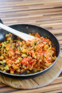 Pizza mit Ratatouille oder wie mein Sohn sagt: Pizzouille Pizzouille Schritt 4 Ratatouille In Pfanne Anbraten