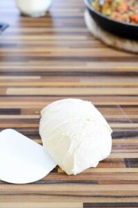 Pizza mit Ratatouille oder wie mein Sohn sagt: Pizzouille Pizzouille Schritt 5 Mozzarella Block Auf Schneidebrett