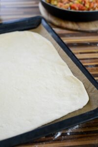 Pizza mit Ratatouille oder wie mein Sohn sagt: Pizzouille Pizzouille Schritt 6 Pizzateig Auf Backblech Ausgerollt