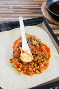Pizza mit Ratatouille oder wie mein Sohn sagt: Pizzouille Pizzouille Schritt 7 Ratatouille Auf Pizzateig Verteilen