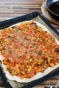 Pizza mit Ratatouille oder wie mein Sohn sagt: Pizzouille Pizzouille Schritt 8 Pizza Mit Ratatouille Belegt