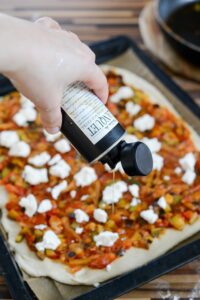 Pizza mit Ratatouille oder wie mein Sohn sagt: Pizzouille Pizzouille Schritt 9 Olivenöl Auf Pizza Träufeln