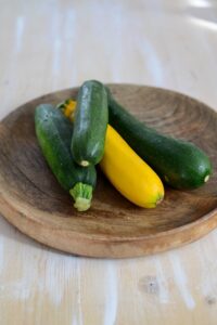 Zucchini-Quiche Zucchini-Quiche Quiche Rezept Schritt 1 Zucchini Grün Gelb Holzteller