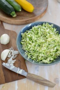 Zucchini-Quiche Zucchini-Quiche Quiche Rezept Schritt 14 Geriebene Zucchini In Schüssel