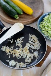 Zucchini-Quiche Zucchini-Quiche Quiche Rezept Schritt 15 Zwiebeln Anbraten In Pfanne