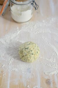 Zucchini-Quiche Zucchini-Quiche Quiche Rezept Schritt 3 Kräuterteig Auf Mehlfläche
