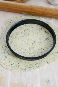Zucchini-Quiche Zucchini-Quiche Quiche Rezept Schritt 4 Teig Ausrollen Und Ausstechen