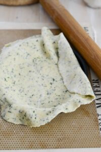 Zucchini-Quiche Zucchini-Quiche Quiche Rezept Schritt 6 Kräuterteig Ausgerollt Vorbereitet