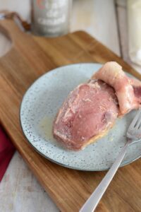 Tourte mit Feigen und Confit de canard Confit De Canard Rezept Schritt 4 Rohes Entenfleisch Auf Teller