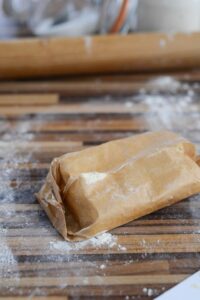 Palmiers aus selbstgemachtem Blitz-Blätterteig mit bretonischem Geschmack Blitz Blätterteig Selber Machen Schritt 21 Blätterteig In Backpapier