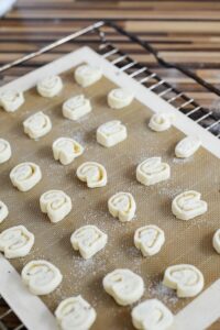 Palmiers aus selbstgemachtem Blitz-Blätterteig mit bretonischem Geschmack Blitz Blätterteig Selber Machen Schritt 31 Palmiers Roh Auf Backblech