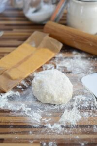 Palmiers aus selbstgemachtem Blitz-Blätterteig mit bretonischem Geschmack Blitz Blätterteig Selber Machen Schritt 7 Blätterteig Kugel Auf Arbe